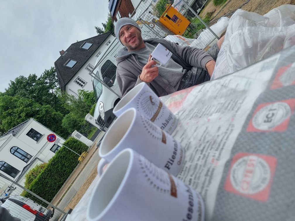Ein Teammitglied trinkt einen Cafe